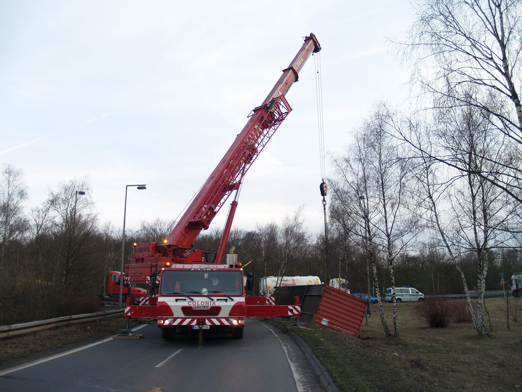 LKW verliert Container Koeln Niehler Ei P111.JPG